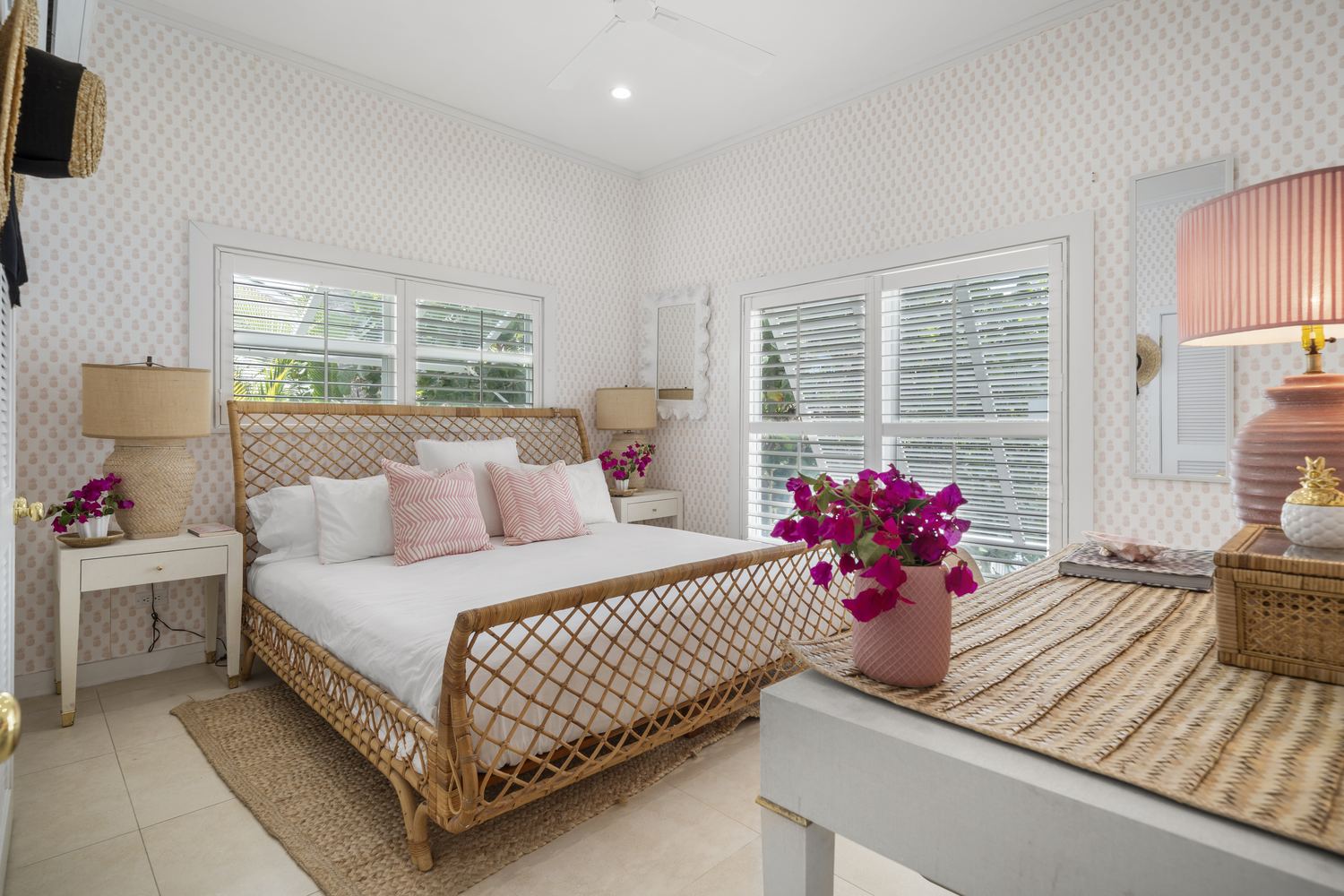 Sitting room & staircase to the upper suites — Sea Siren, Harbour Island